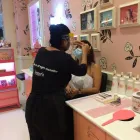 La imagen 4 de la Empresa BENEFIT BROWBAR BEAUTY LOUNGE - BOUTIQUE BENEFIT VILLAHERMOSA Productos y Servicios de Cuidado Personal en Villahermosa TAB
