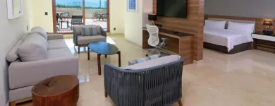 La imagen 99 de la Empresa HOLIDAY INN & SUITES PUERTO VALLARTA MARINA & GOLF Transportes y Turismo en Puerto Vallarta JAL